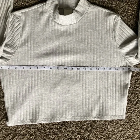 H&M Gray Ribbed Turtleneck Sweater - Picture 4 of 7